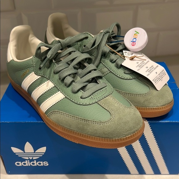 🌟 BRAND NEW 🌟 ADIDAS Samba
Color is SLR GRN/White Size 7 womens - Picture 1 of 4